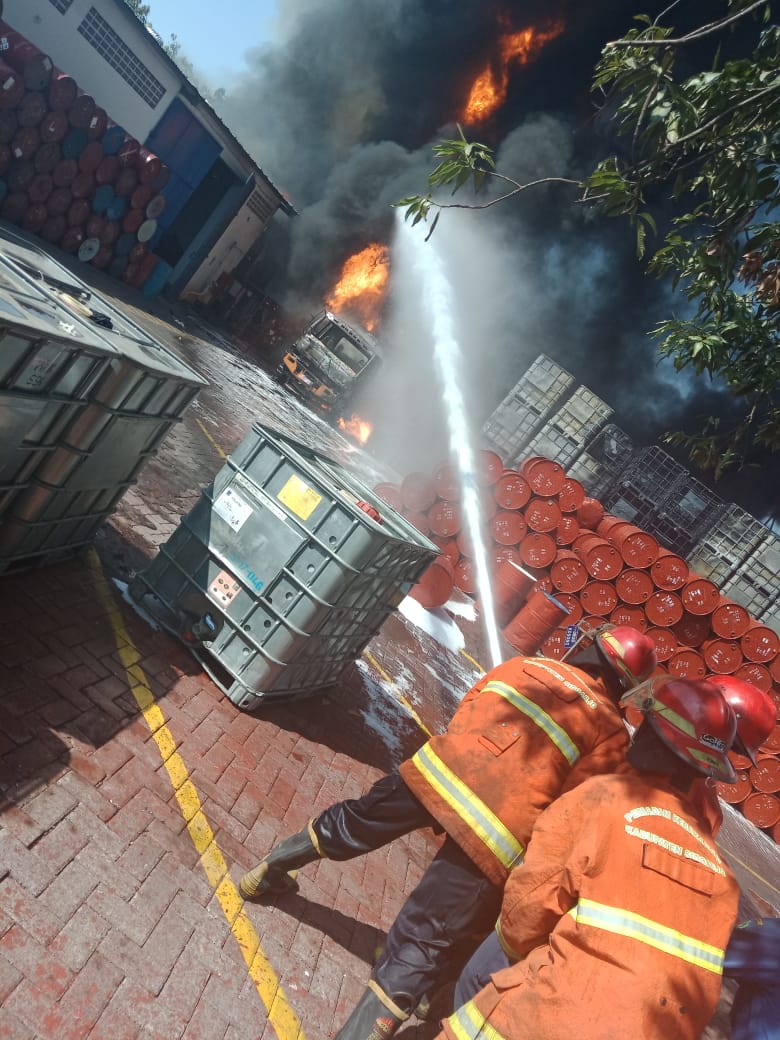 Kebakaran Gudang Kimia di Taman ,Petugas PMK Sidoarjo Berjuang keras untuk mamadamkan api 