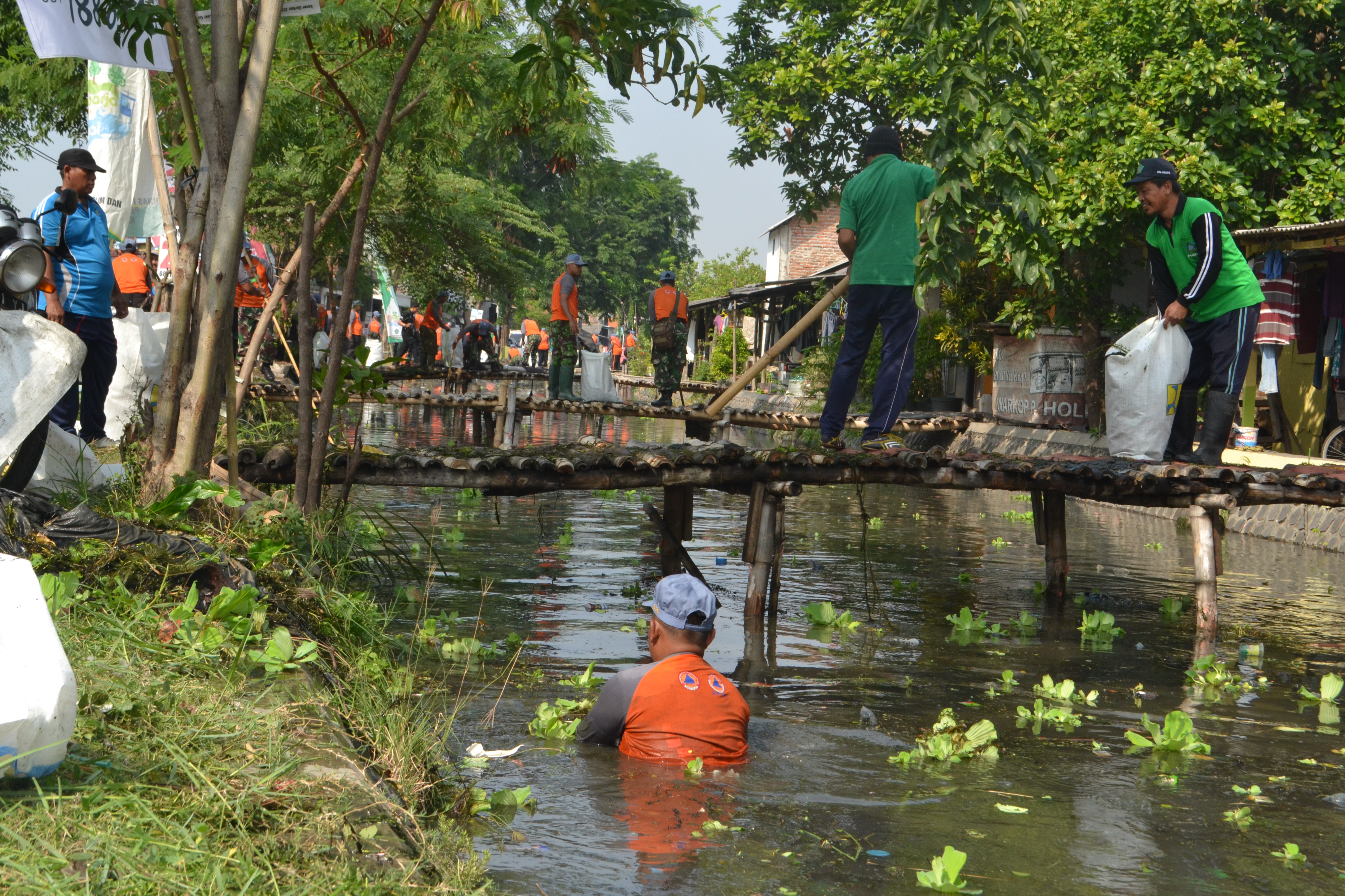 Gerakan Nasional Pengurangan Resiko Bencana dalam Aksi Bersih-Bersih Sungai Pelayaran di Kec. Taman.