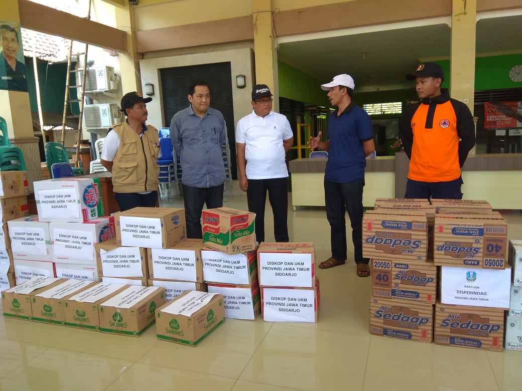 Distribusi Bantuan Dari Disperindag Dan Dinas Koperasi Ukm Propinsi Jawa Timur Di Desa Candipari Dan Pesawahan Kec. Porong 