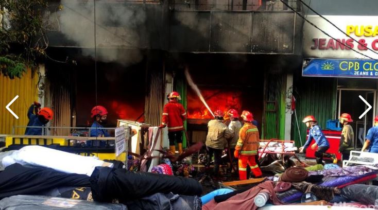 PASAR INDUK KRIAN HANGUS TERBAKAR, DAMKAR GABUNGAN SIDOARJO, SURABAYA, MOJOKERTO BERHASIL PADAMKAN API