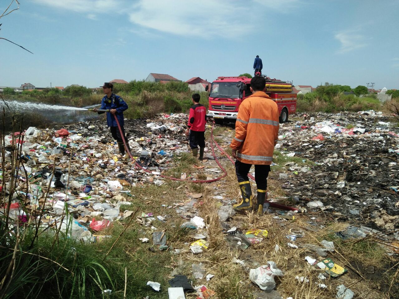 Karena Bakar Sampah, Lahan Ilalang Di Perumahan Graha Tirta Kecamatan Waru Terbakar