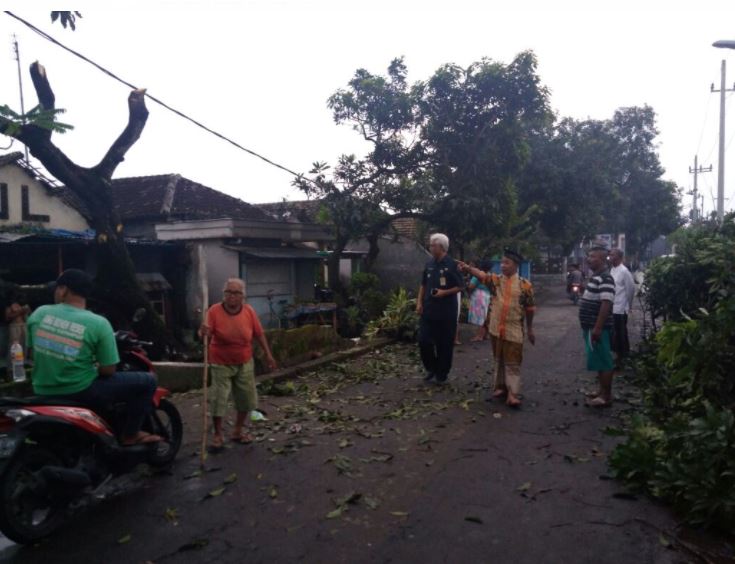 Angin Kencang melanda Kecamatan BalongBendo Puluhan Rumah Rusak Ringan