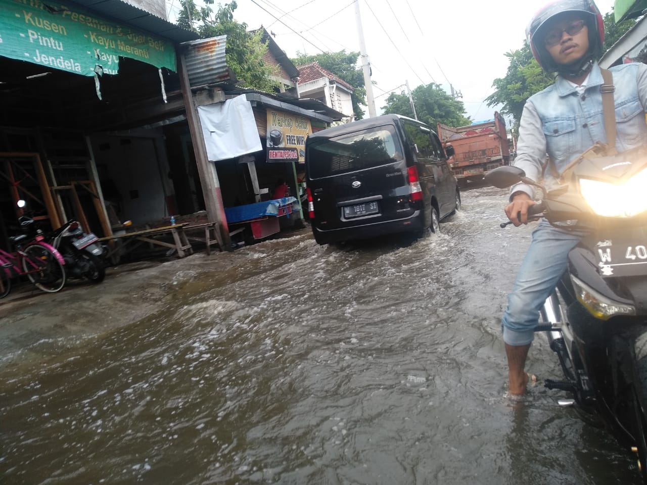 Di Guyur Hujan Terus Menerus beberapa Wilayah Kabupaten Sidoarjao Mengalami Genangan