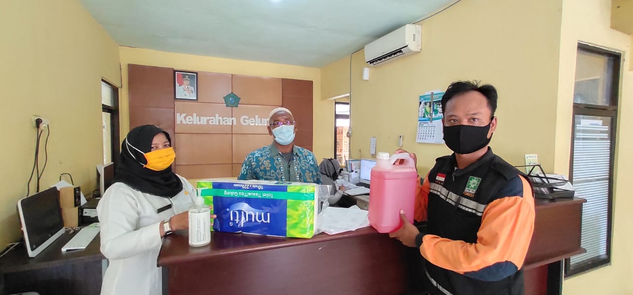 Giat Disinfeksi Melalui Pengecekan CTPS dan Pendistribusian Sabun Cair, Tissue di Wilayah Kabupaten Sidoarjo