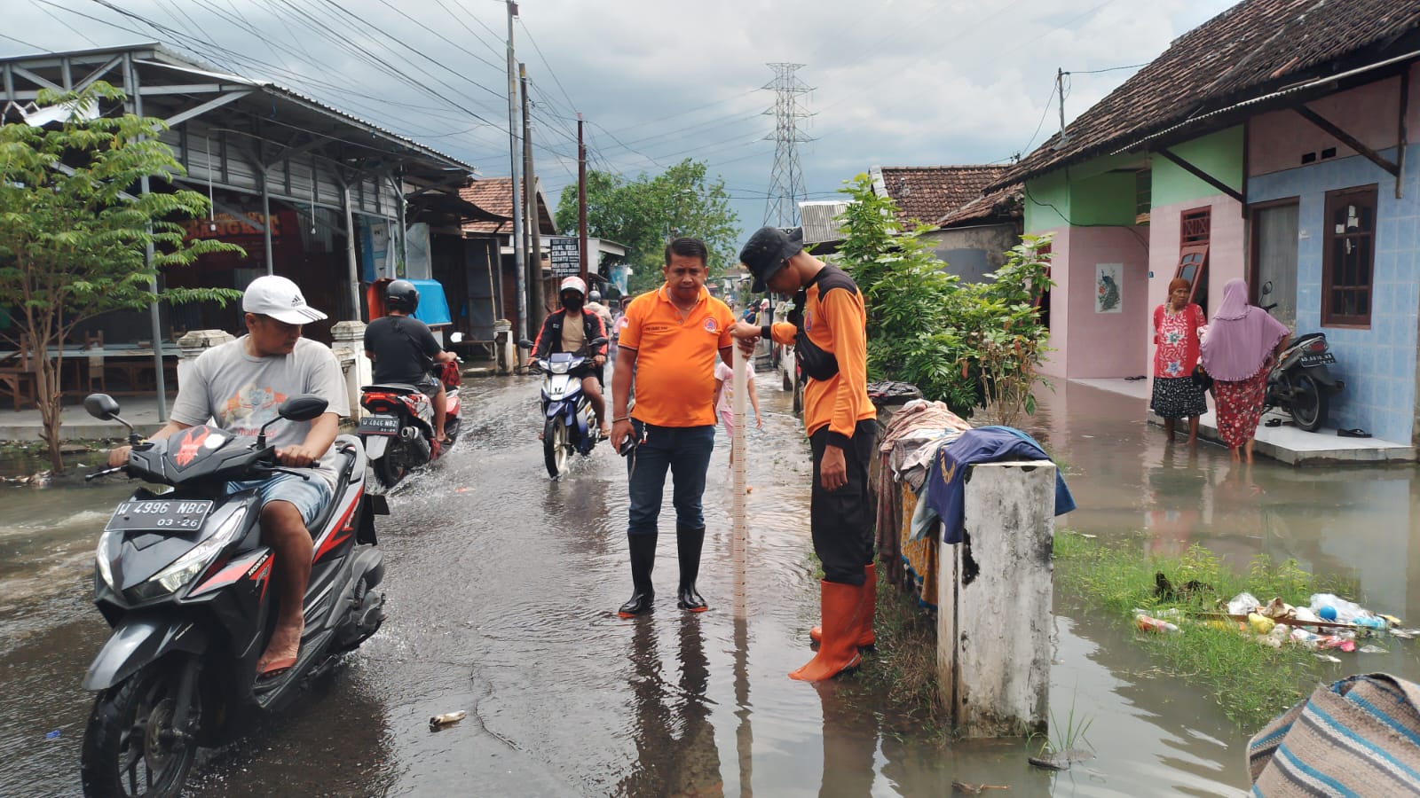 Banjir genangan di Desa Sumorame Kec. Candi dan Desa Boro Kec. Tanggulangin, dan Desa Pesawahan dan Candipari Kec. Porong Akibat luapan air sungai 