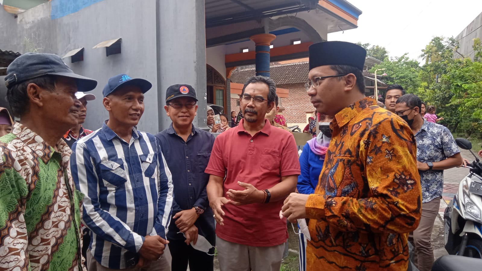Kunjungan Bapak Bupati Sidoarjo meninjau kejadian angin kencang di Desa Tanjungsari Kecamatan Taman yang di dampingi oleh Kepala pelaksana BPBD Sidoarjo dan Stakeholder terkait