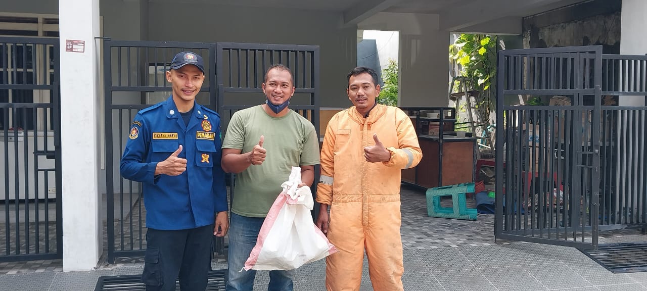 Evakuasi Sarang Tawon Vespa di Perum Sidoarjo Indah Permai, Desa Kemiri, Kecamatan Sidoarjo