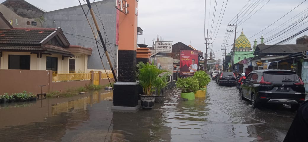 Genangan Air di beberapa wilayah Kecamatan Waru karena Hujan Lebat