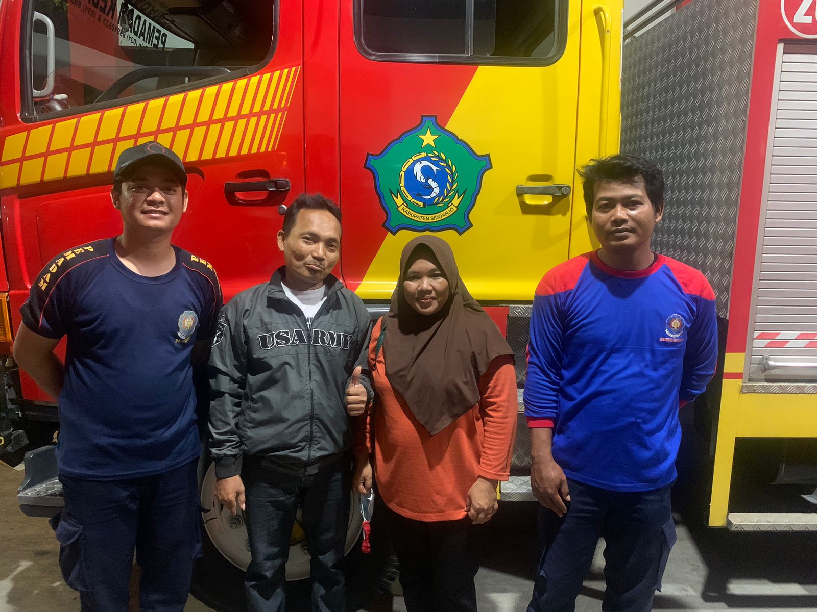 Tim Rescue BPBD Sidoarjo Melakukan Evakuasi Cincin Yang Tidak Bisa Dilepas dari Jari di Pos PMK Krian