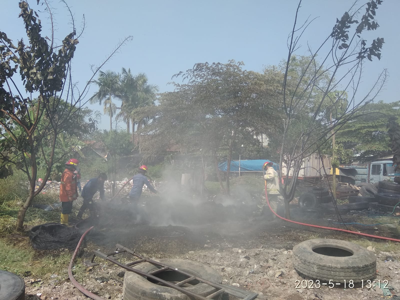 Kebakaran Tumpukan ban bekas P.O Sari Indah di Jl. Losari Kletek Desa Kletek Kecamatan Taman