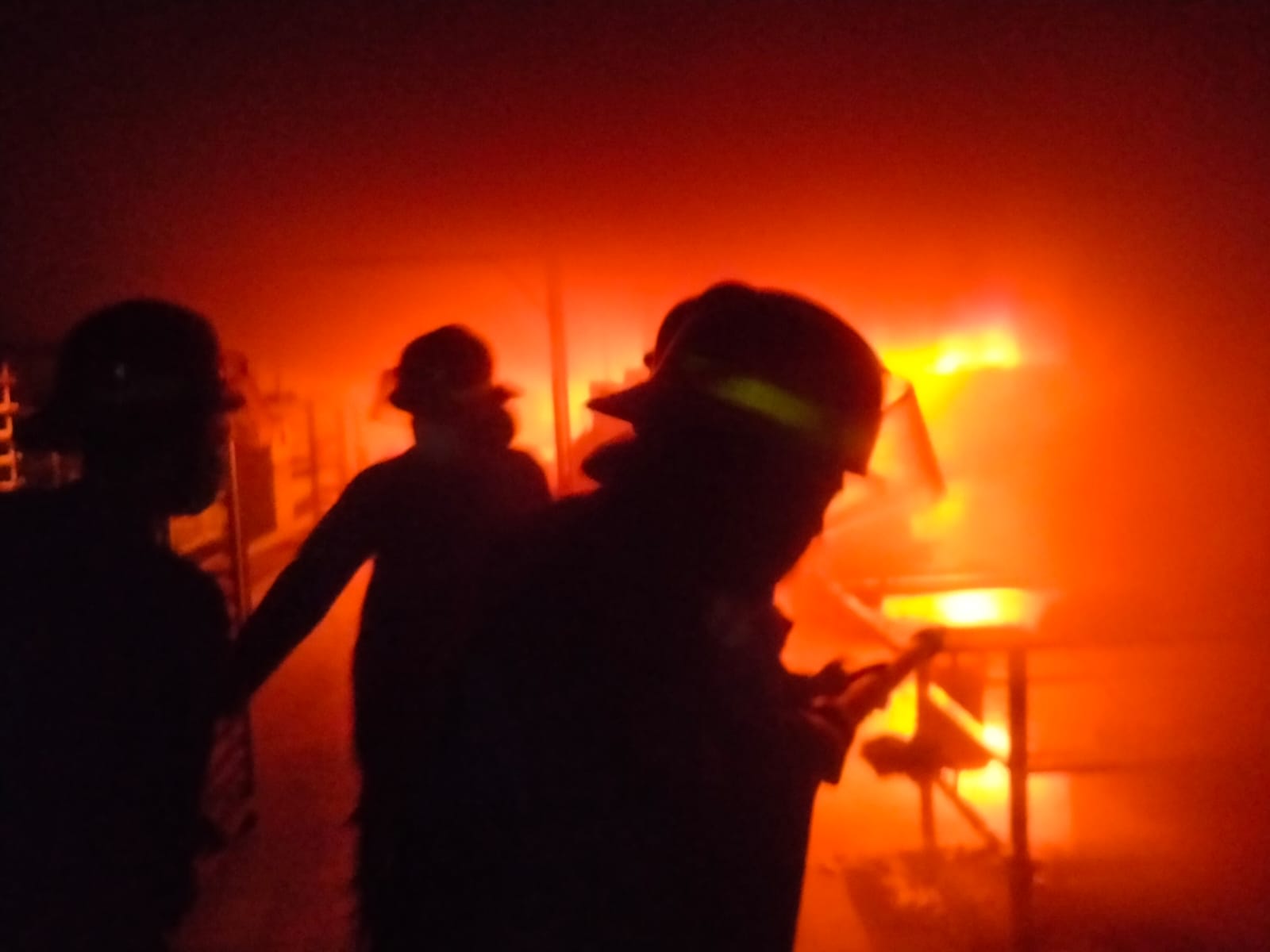 Kebakaran Mesin Produksi di Pergudangan Meiko Abadi 2 Blok B20 Desa Sukorejo Kecamatan Buduran
