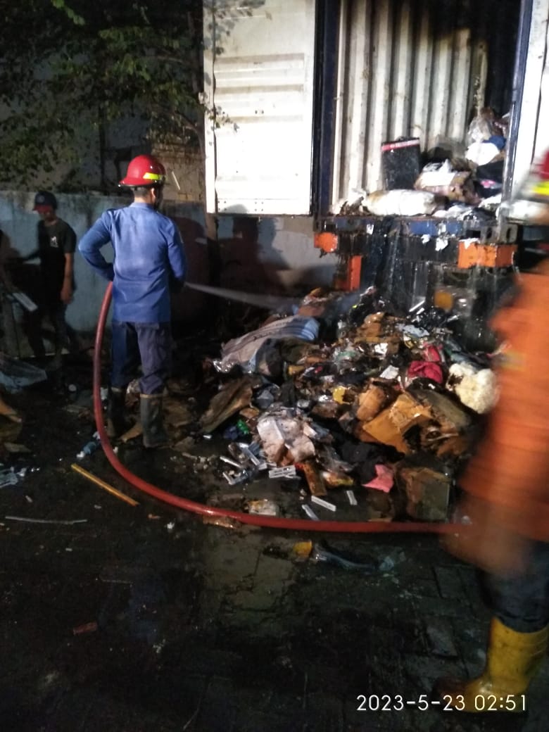 Kebakaran Mobil Kontainer di Jl. Muncul Bohar Timur Kecamatan Taman