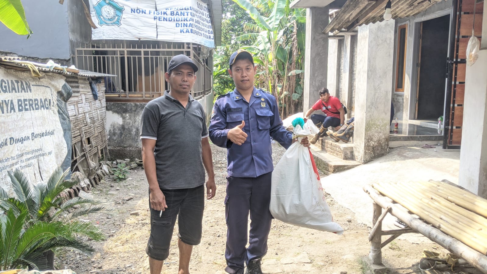 Tim Rescue BPBD Sidoarjo Melakukan Evakuasi Sarang Tawon Vespa di Desa Jumputrejo Kecamatan Sukodono