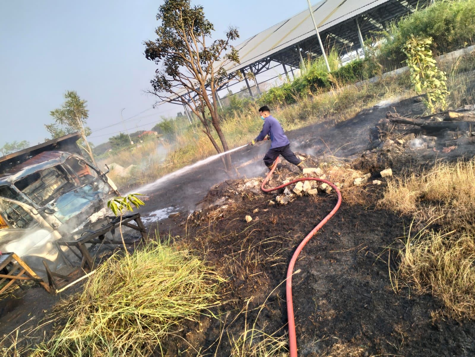 Kebakaran Ilalang dan Barang Bekas di Jalan Lingkar Timur, Gebang, Kec. Sidoarjo