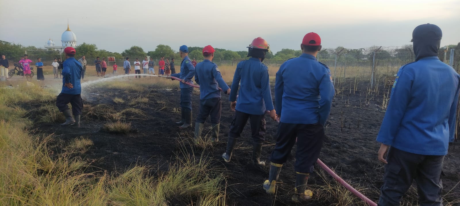 Kebakaran Lahan Kosong di Desa Banjarkemuning RT 06 RW 03, Kecamatan Sedati