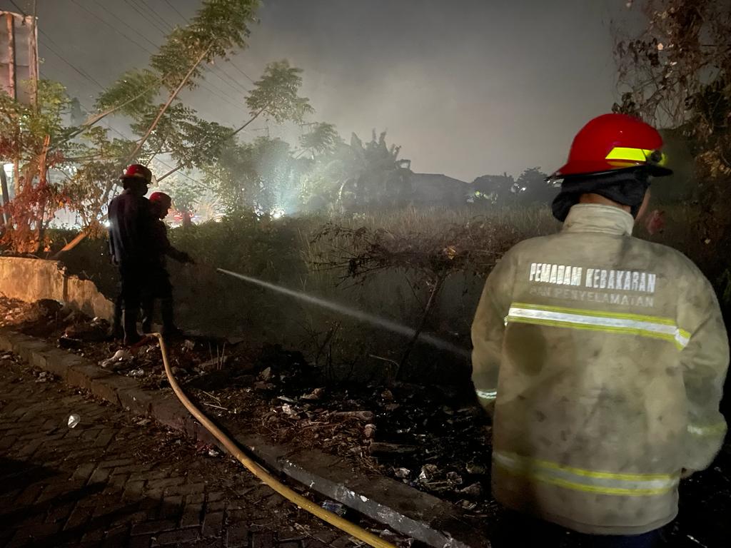 Kebakaran Lahan Kosong di Jl. Lingkar Timur, Desa Bluru Kidul, Kecamatan Sidoarjo