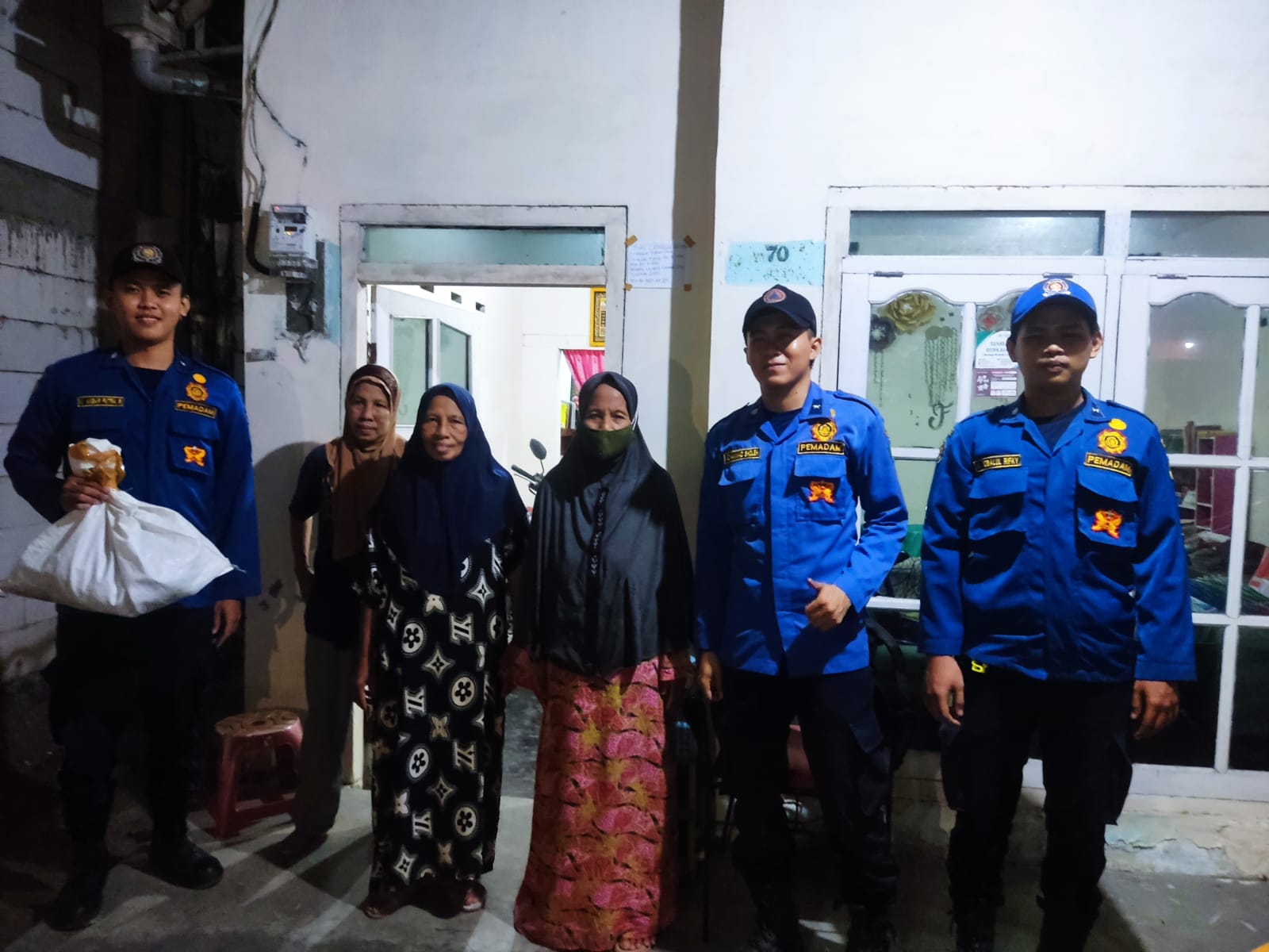 Tim Rescue BPBD Sidoarjo Melakukan Evakuasi Sarang Tawon Vespa di Desa Dukuhtengah Kecamatan Buduran