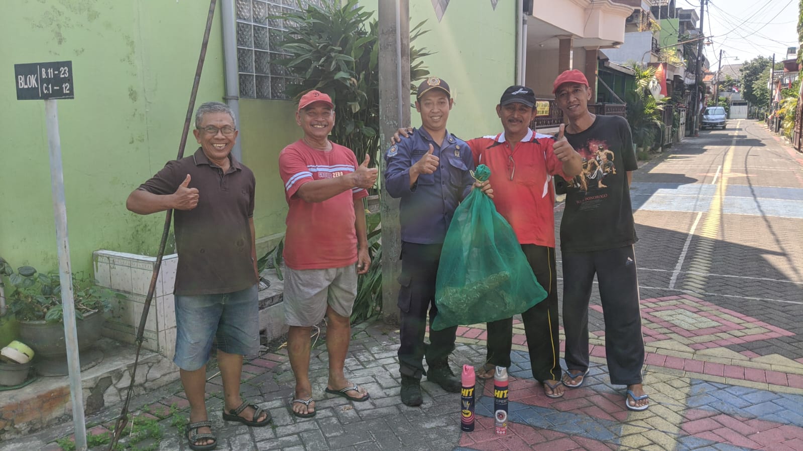 Tim Rescue BPBD Sidoarjo Melakukan Evakuasi Sarang Tawon Vespa di Perum Griyo Wage Asri 1 Kecamatan Taman