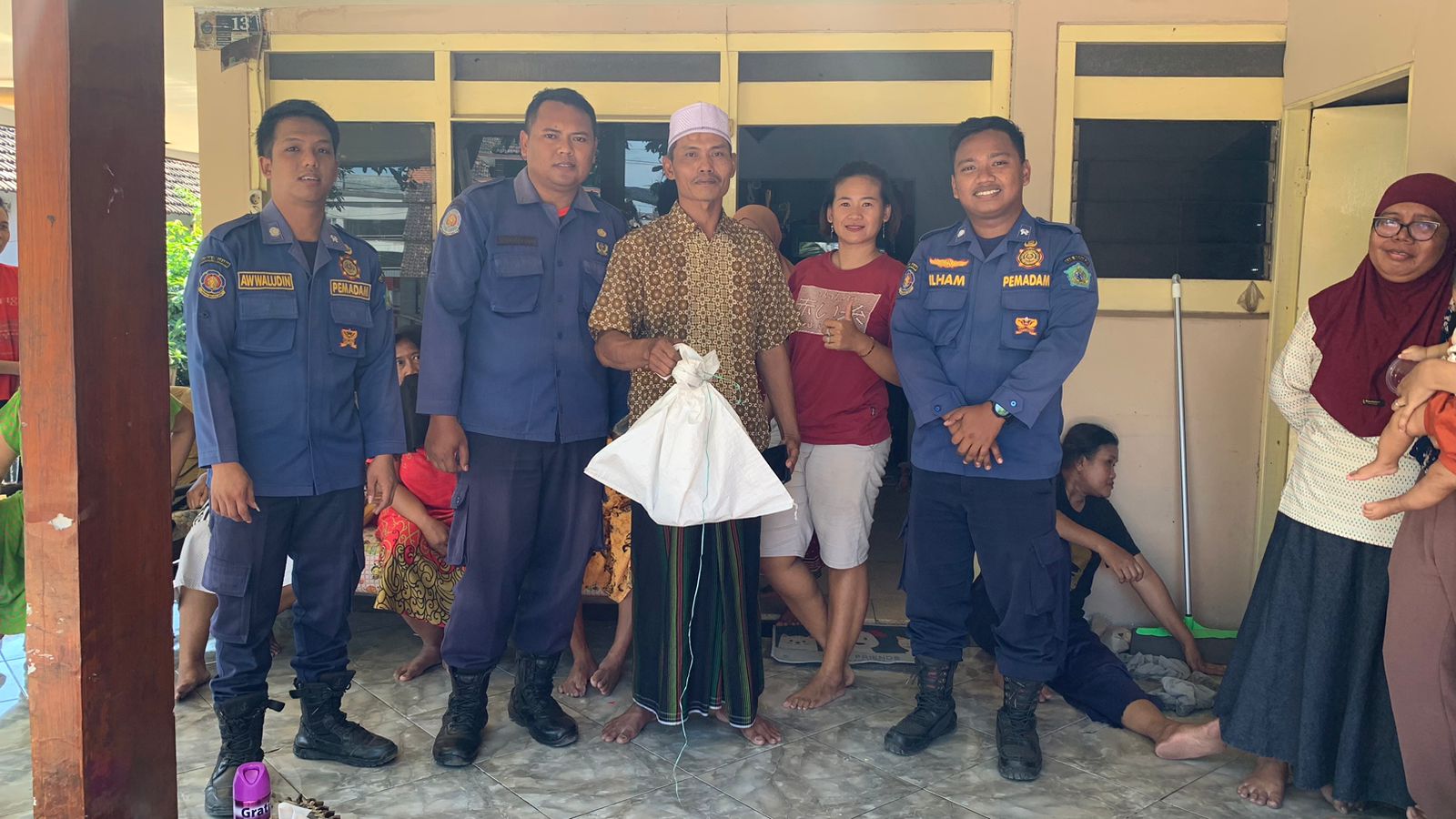 Tim Rescue BPBD Sidoarjo Melakukan Evakuasi Sarang Tawon Vespa di Desa Kenongo, Kecamatan Tulangan