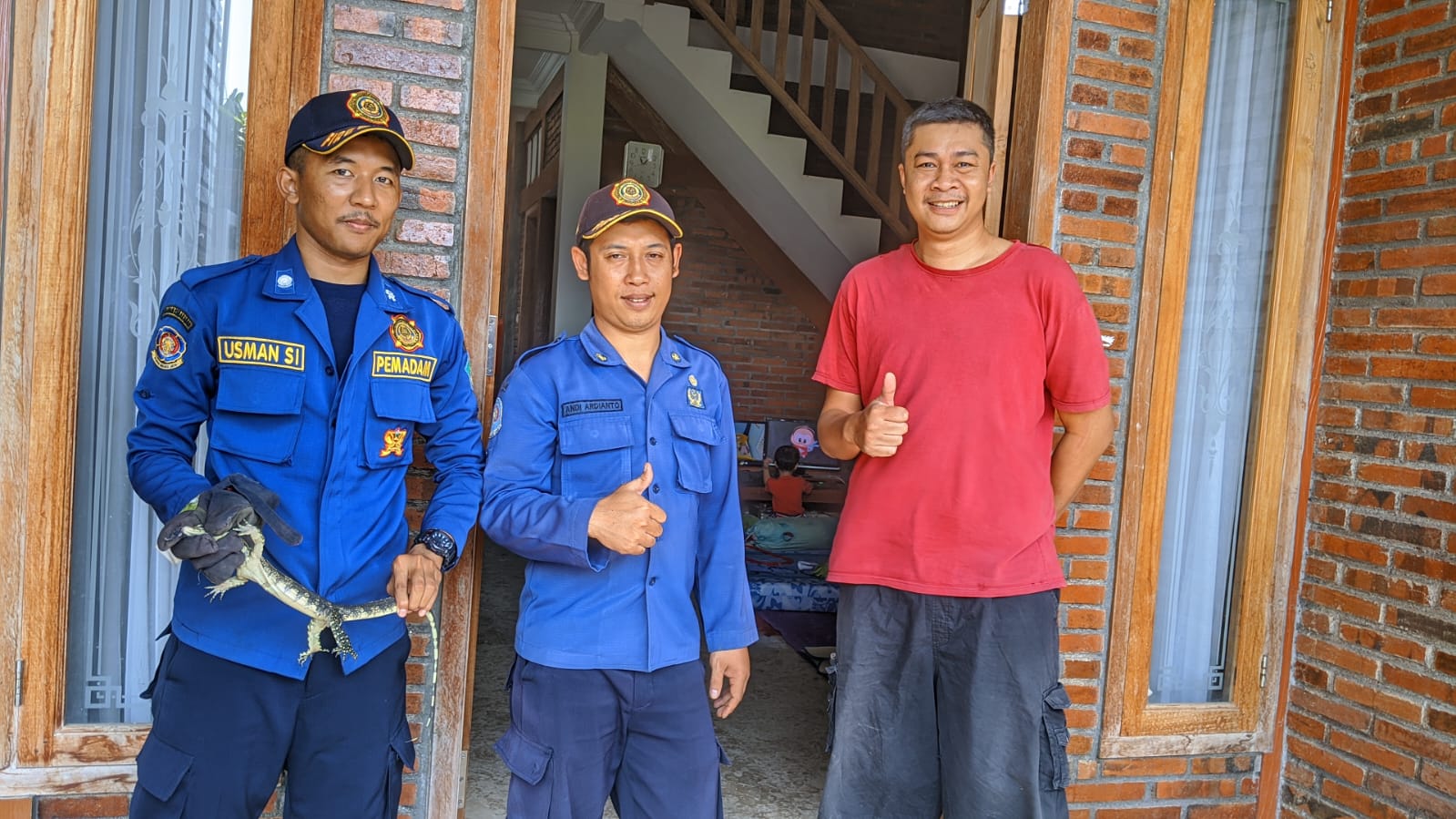 Tim Rescue BPBD Sidoarjo Melakukan Evakuasi Biawak di Desa Kwangsan, Kecamatan Sedati