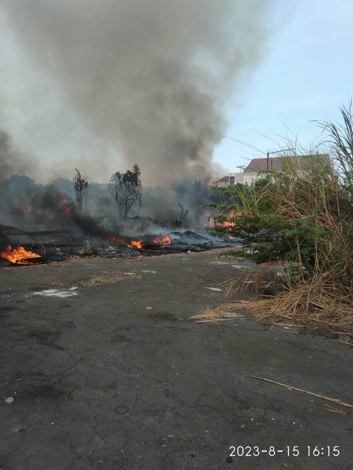 Kebakaran Lahan Kosong di Pondok Candra No.48, Kecamatan Waru