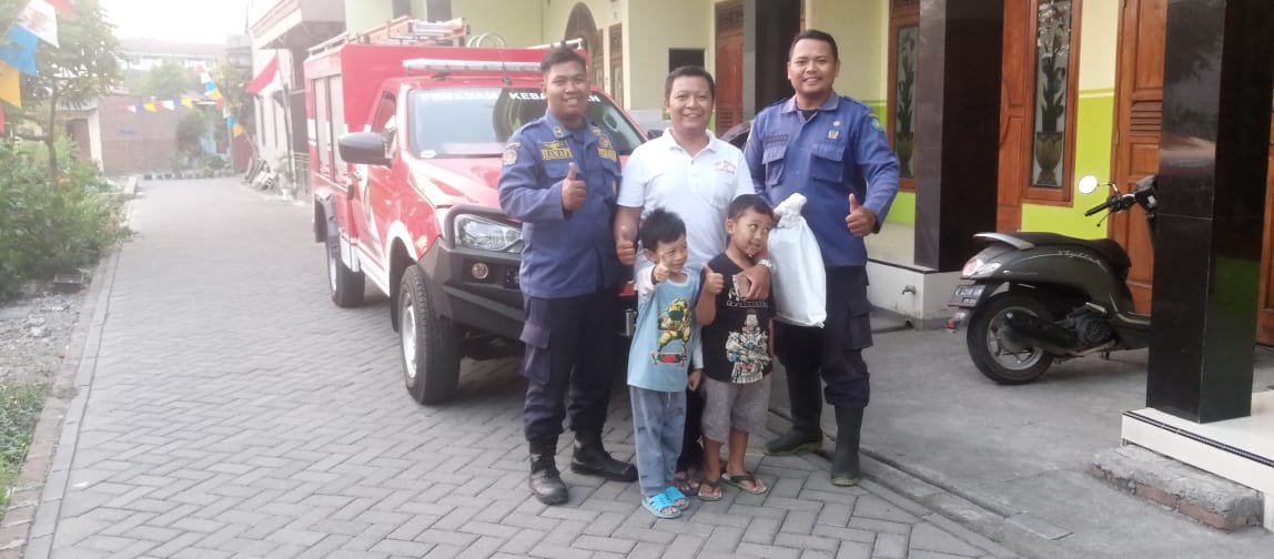 Tim Rescue BPBD Sidoarjo Melakukan Evakuasi Sarang Tawon Vespa di Taman Utara, Kecamatan Taman