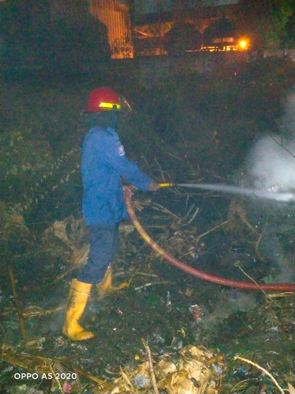 Kebakaran Lahan Kosong Di Desa Janti Kecamatan Waru 0540