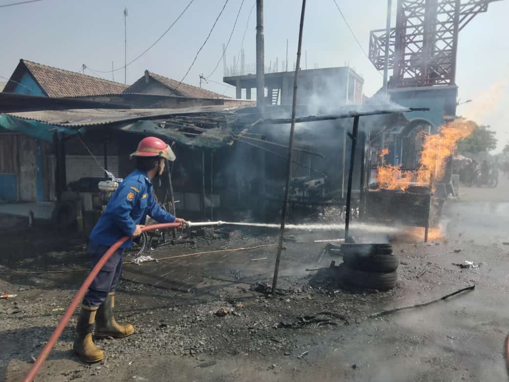 Kebakaran Tempat Usaha di Jalan Pasar Baru Porong, Kelurahan Juwetkenongo, Kecamatan Porong