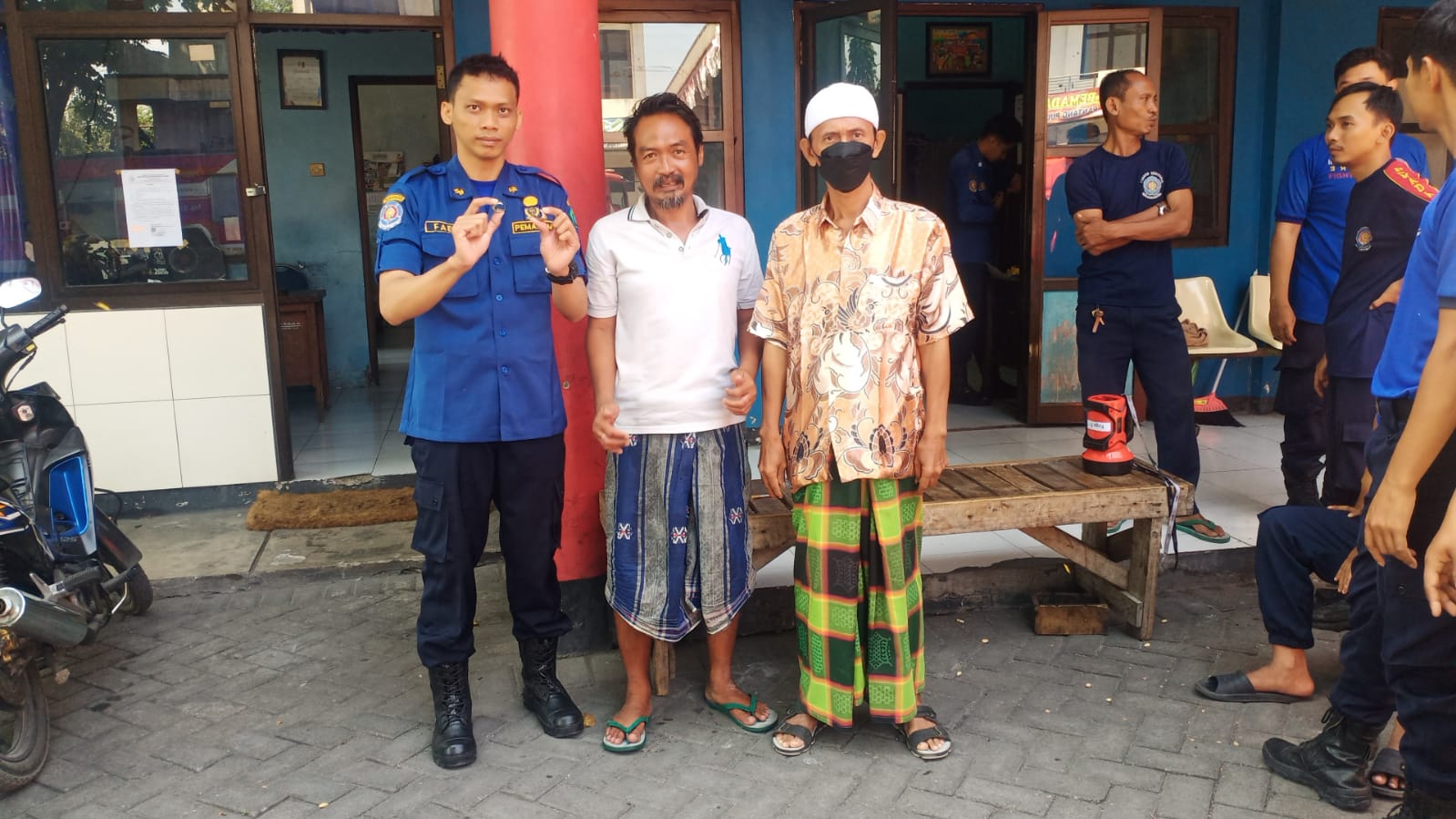 Tim Rescue BPBD Sidoarjo Melakukan Evakuasi Cincin di Pos PMK Unit Buduran