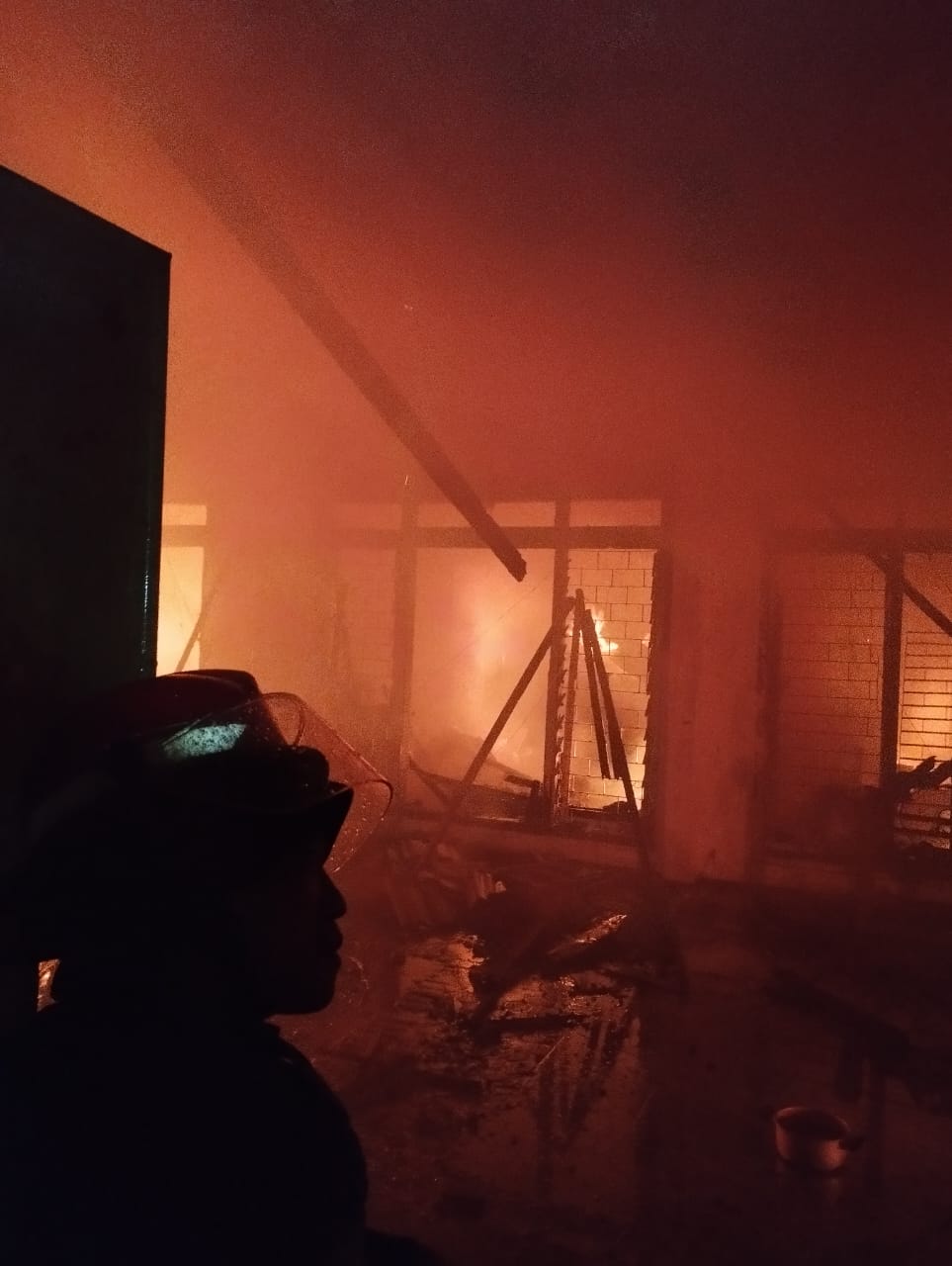 Kebakaran Rumah Penduduk di Wisma Tropodo, Kecamatan Waru