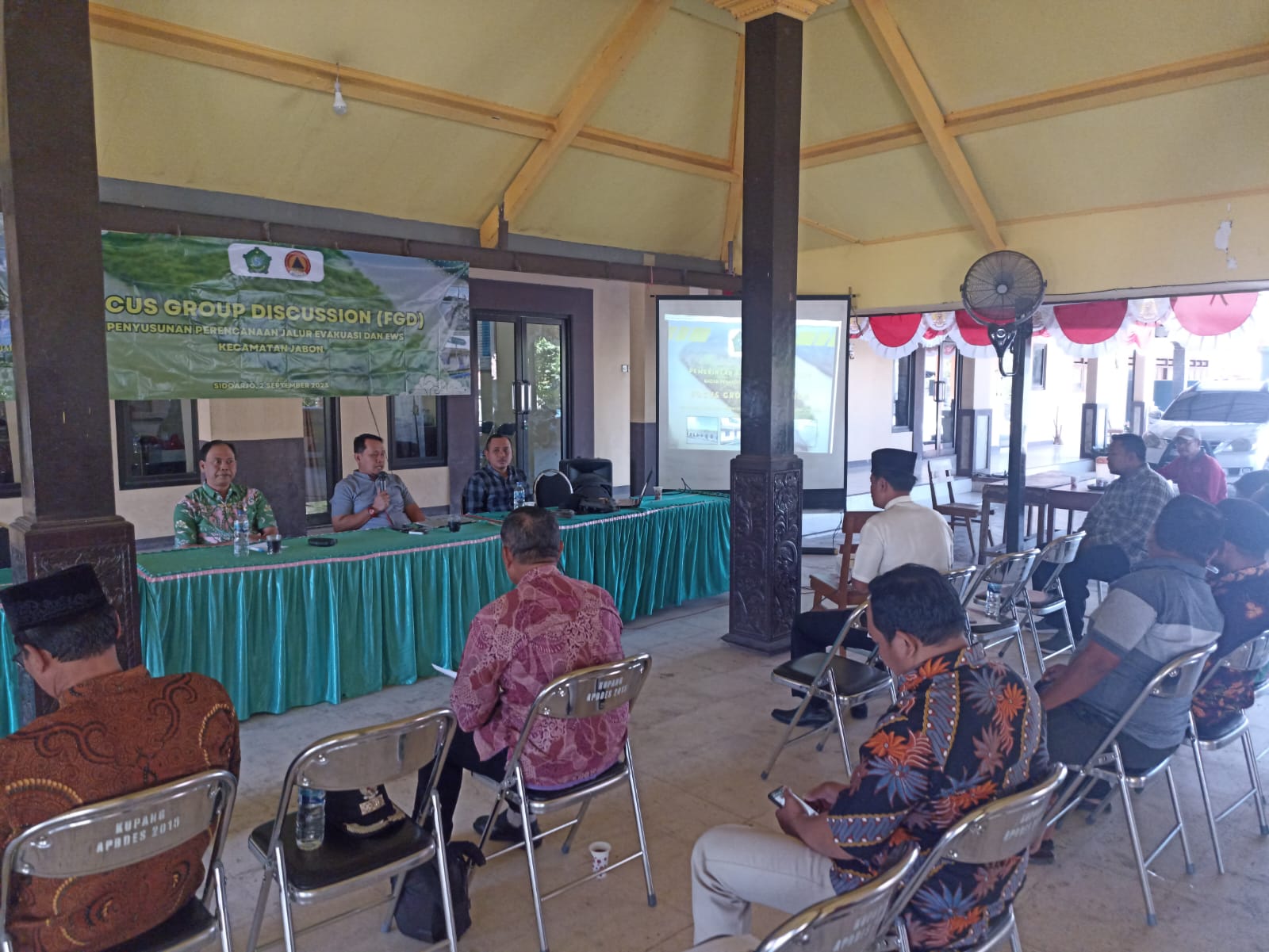 BPBD Sidoarjo Melaksanakan Focus Group Discussion (FGD) Tentang Kajian Penyusunan Perencanaan Jalur Evakuasi dan Early Warning System di Balai Desa Kupang, Kecamatan Jabon