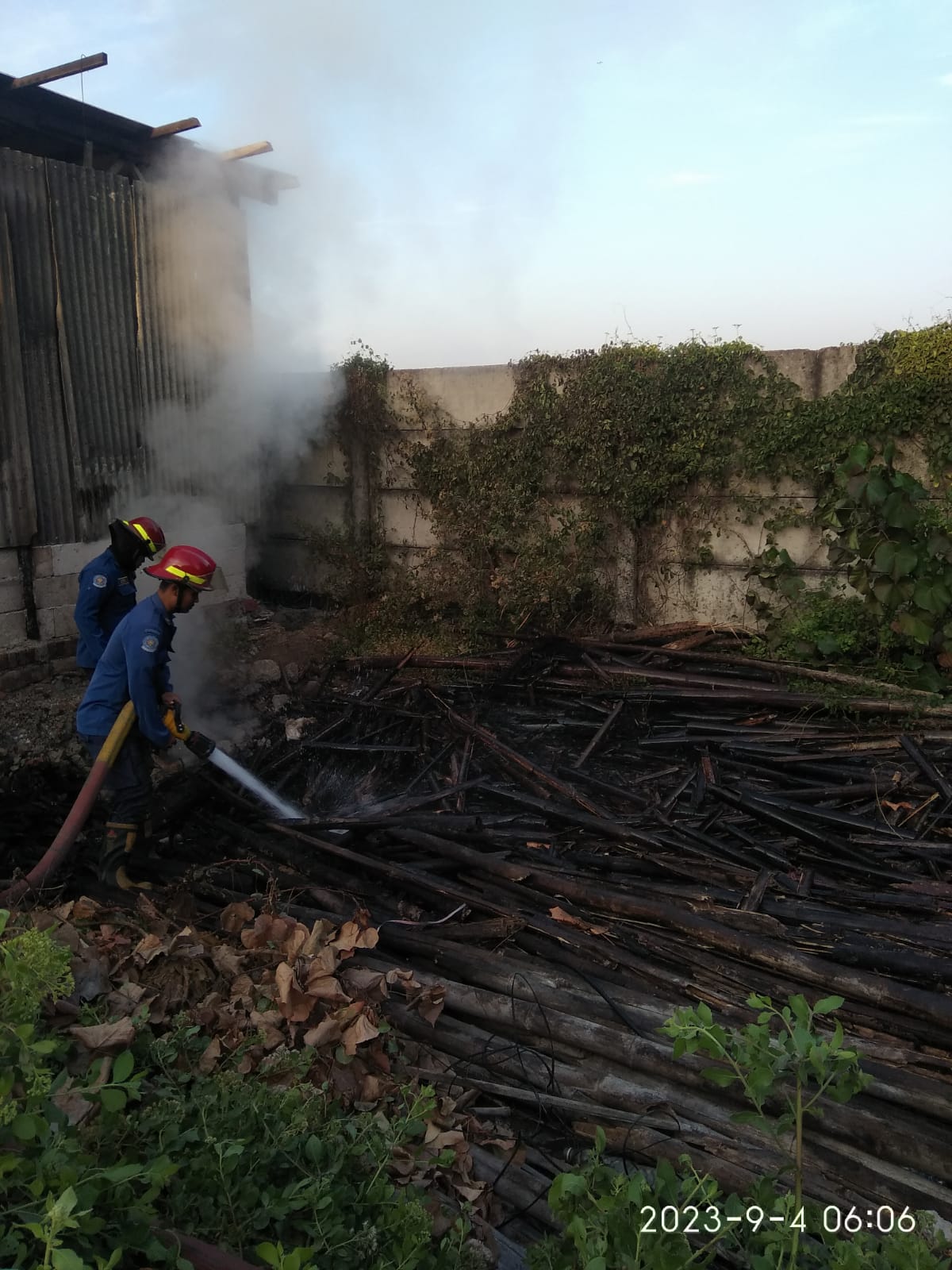 Kebakaran Tumpukan Bambu di Desa Tambak Oso, Kecamatan Waru