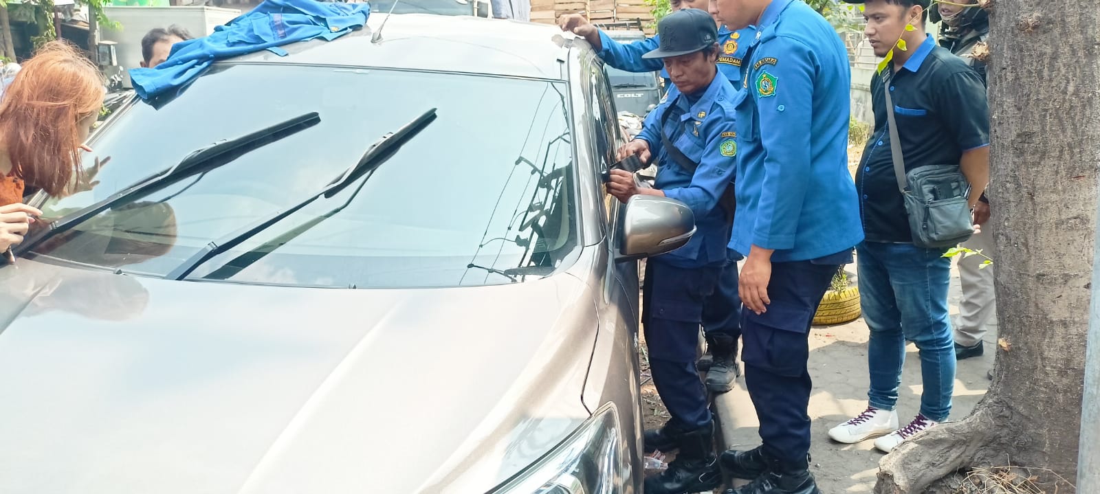 Tim Rescue BPBD Sidoarjo Melakukan Evakuasi anak terkunci di dalam mobil di Jl. Setia Budi, Kecamatan Krian