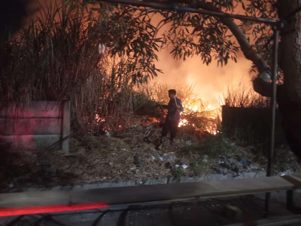Kebakaran Lahan Kosong di sebelah SMAN 2 Sidoarjo, Desa Sepande, Kecamatan Candi