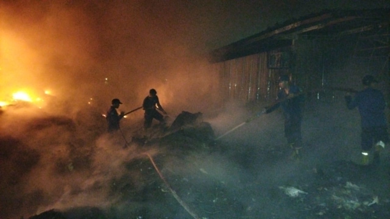 Kebakaran Tumpukan Sampah di TPST Desa Barengkrajan, Kecamatan Krian, Kecamatan Waru