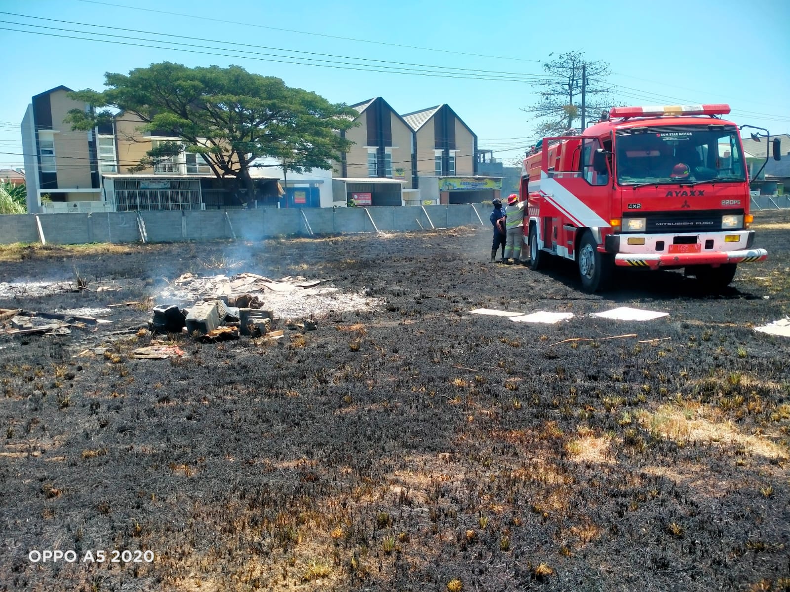 Kebakaran Lahan Kosong di Perumahan Candra Mas, Desa Pepe, Kecamatan Sedati