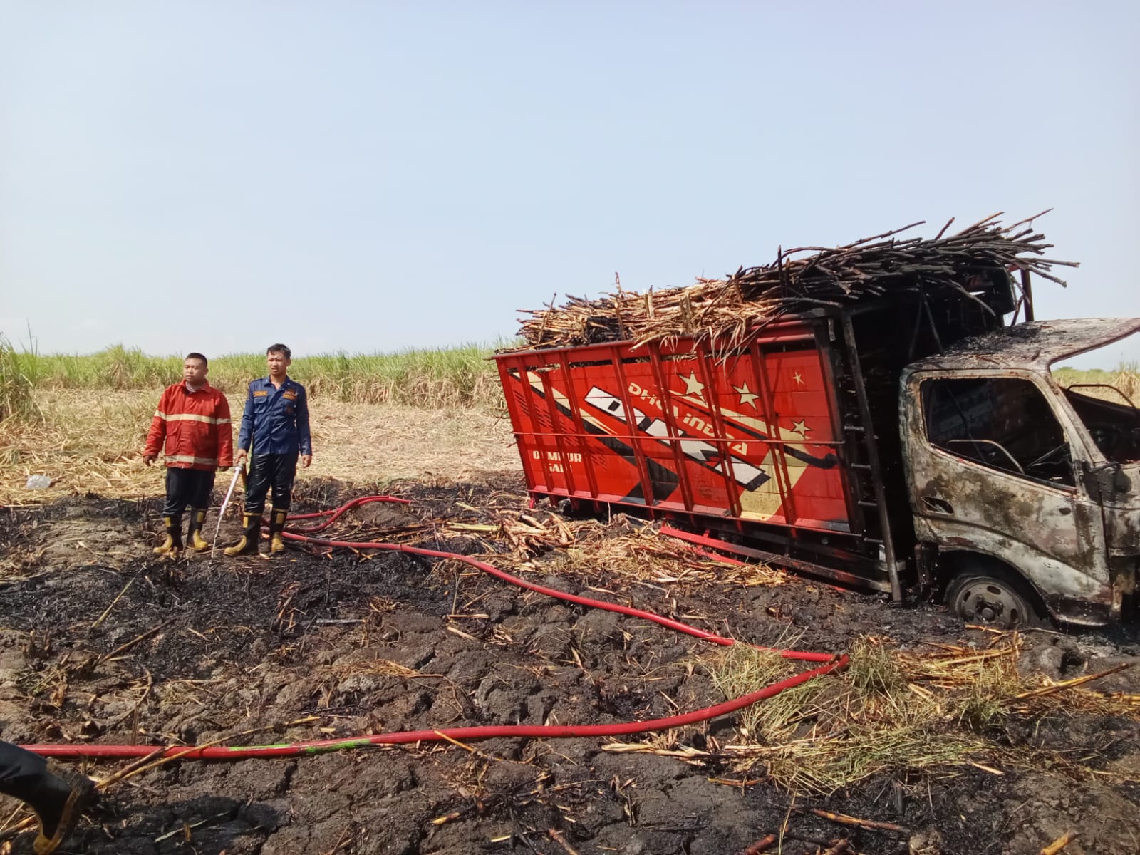 Kebakaran Lahan Tebu dan Mobil Truk Pengangkut Tebu di Desa Rejeni, Kecamatan Krembung