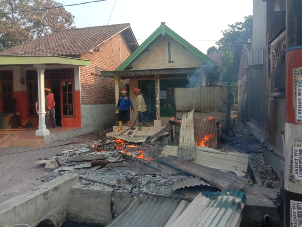 Kebakaran Warung di Desa Candi Negoro, Kecamatan Wonoayu