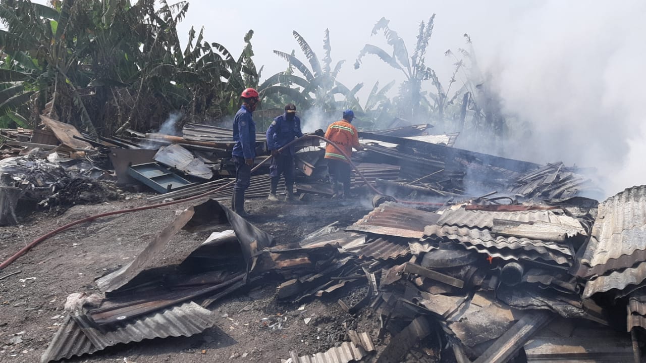 Kebakaran Gudang Rongsokan di Desa Bakung Pringgodani, Kecamatan Balongbendo