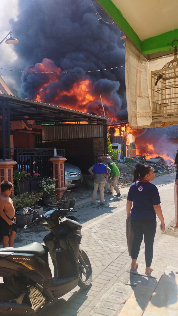  Kebakaran Gudang Rosokan di Desa Semambung, Kecamatan Wonoayu