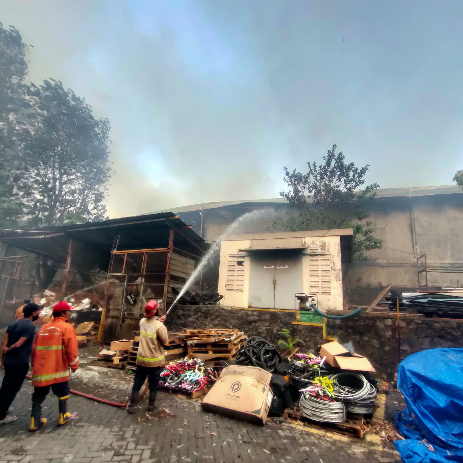 Kebakaran Industri di PT Wangsa Manunggal Jaya JL. Jawa No 16, Desa Wadungasih, Kecamatan Buduran