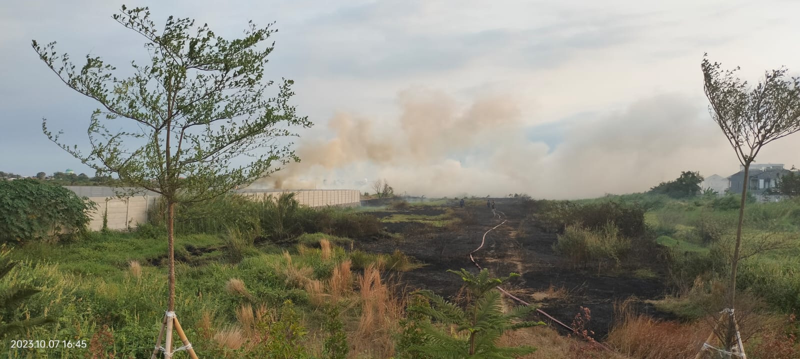 Kebakaran Lahan Kosong di Puri Surya Jaya, Kecamatan Gedangan