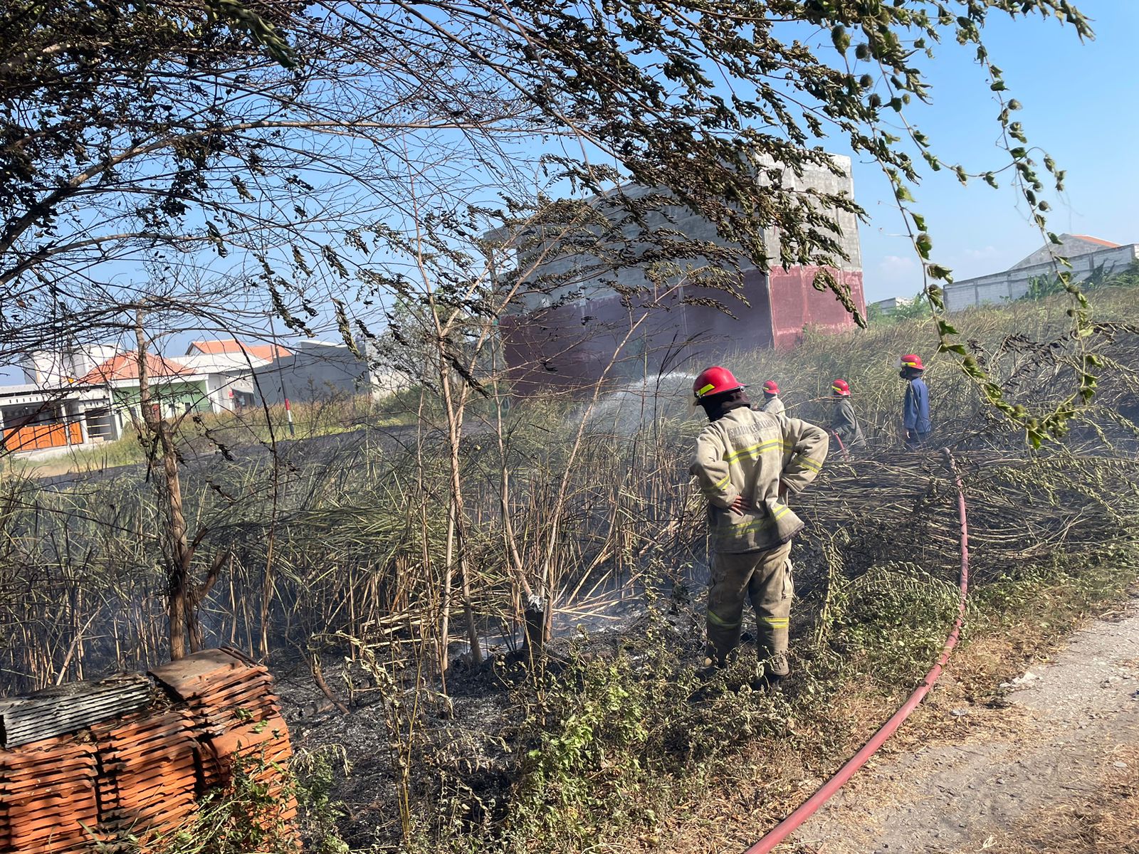 Kebakaran Lahan Kosong di Jl. Wagirasri, Desa Kwangsan, Kecamatan Sedati