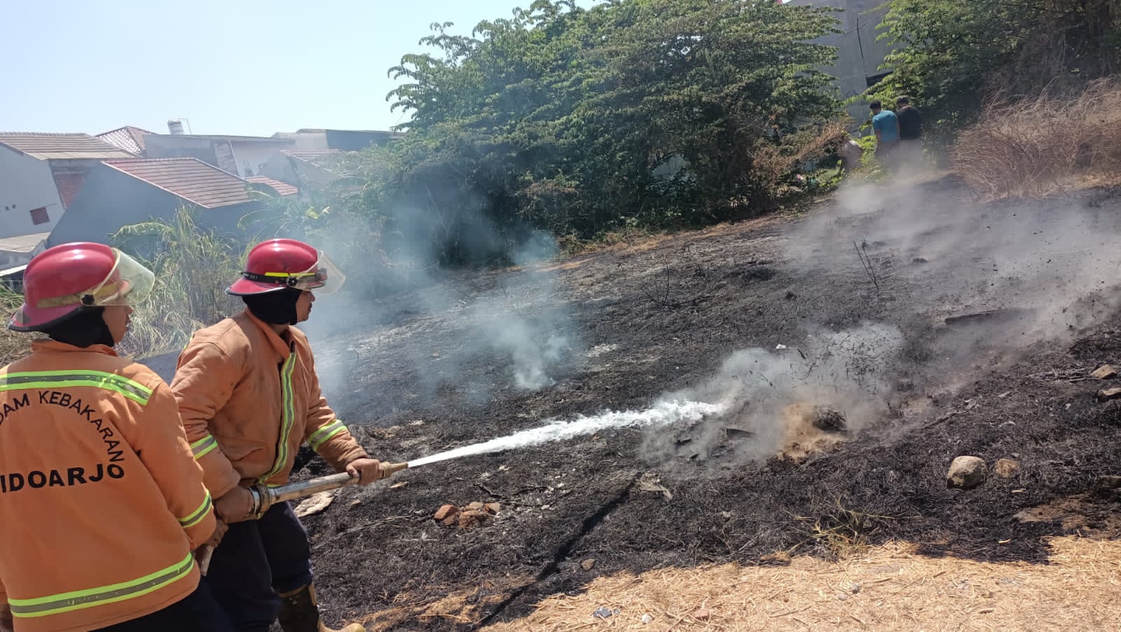 Kebakaran Lahan Kosong di Jl. Manyar Punggul , Kecamatan Gedangan