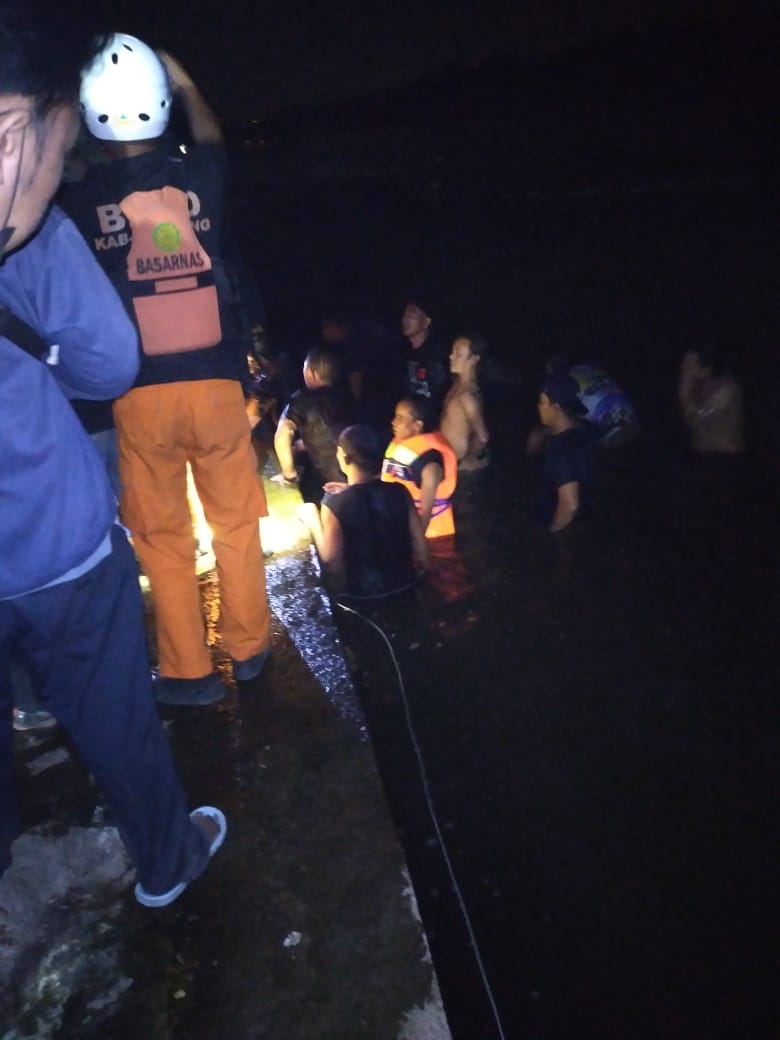 2 Orang Terseret Arus di Sungai Brantas Desa Singogalih Kecamatan Tarik