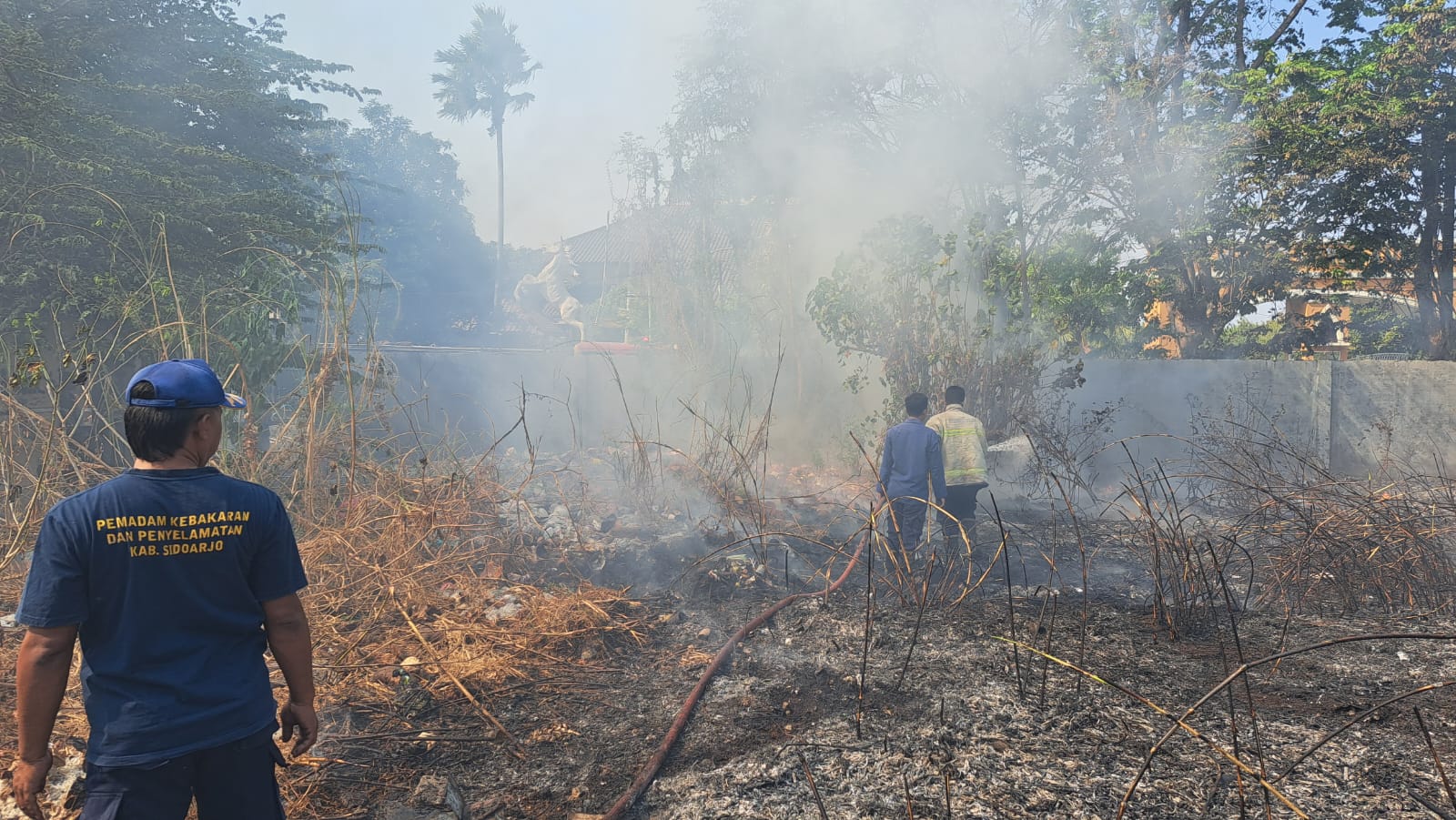Kebakaran Lahan Kosong di Jl. Raya Bumi Citra Fajar No.1, Kelurahan Pucanganom, Kecamatan Sidoarjo