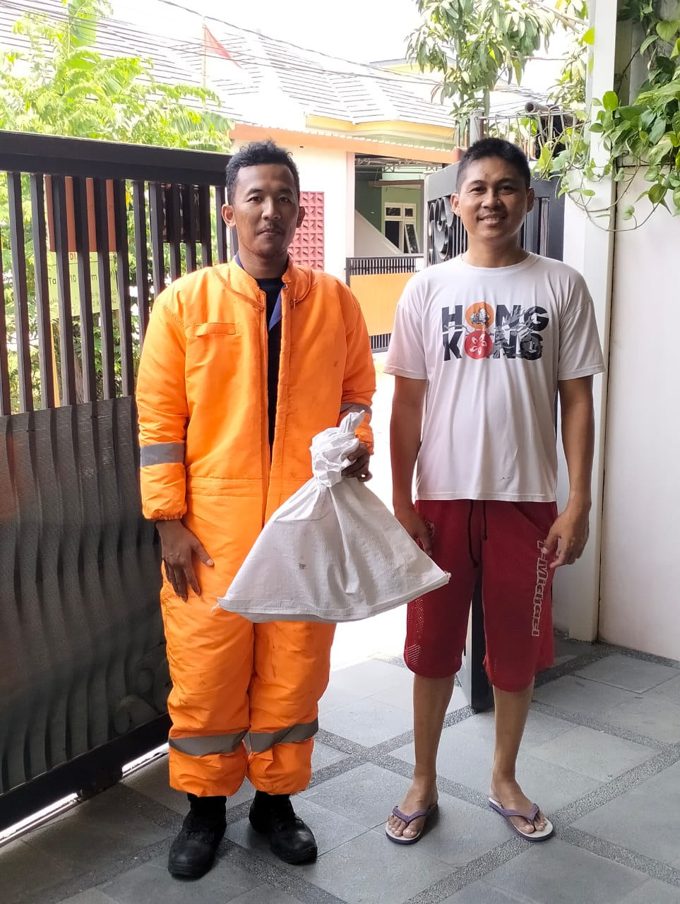 Tim Rescue BPBD Sidoarjo Melakukan Evakuasi Sarang Tawon Vespa di Perum Bangah Jaya Indah, Kecamatan Gedangan