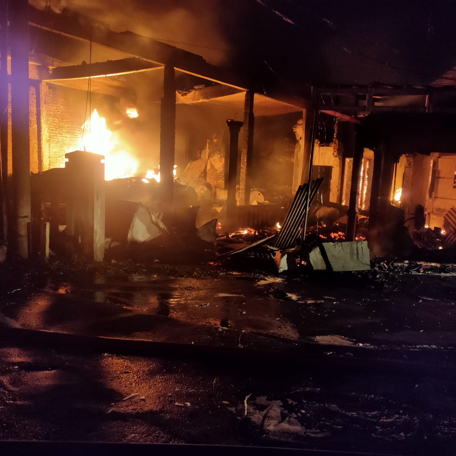Kebakaran Rumah Warga dan Tempat Usaha di Jalan Keling Desa Jumputrejo, Kecamatan Sukodono