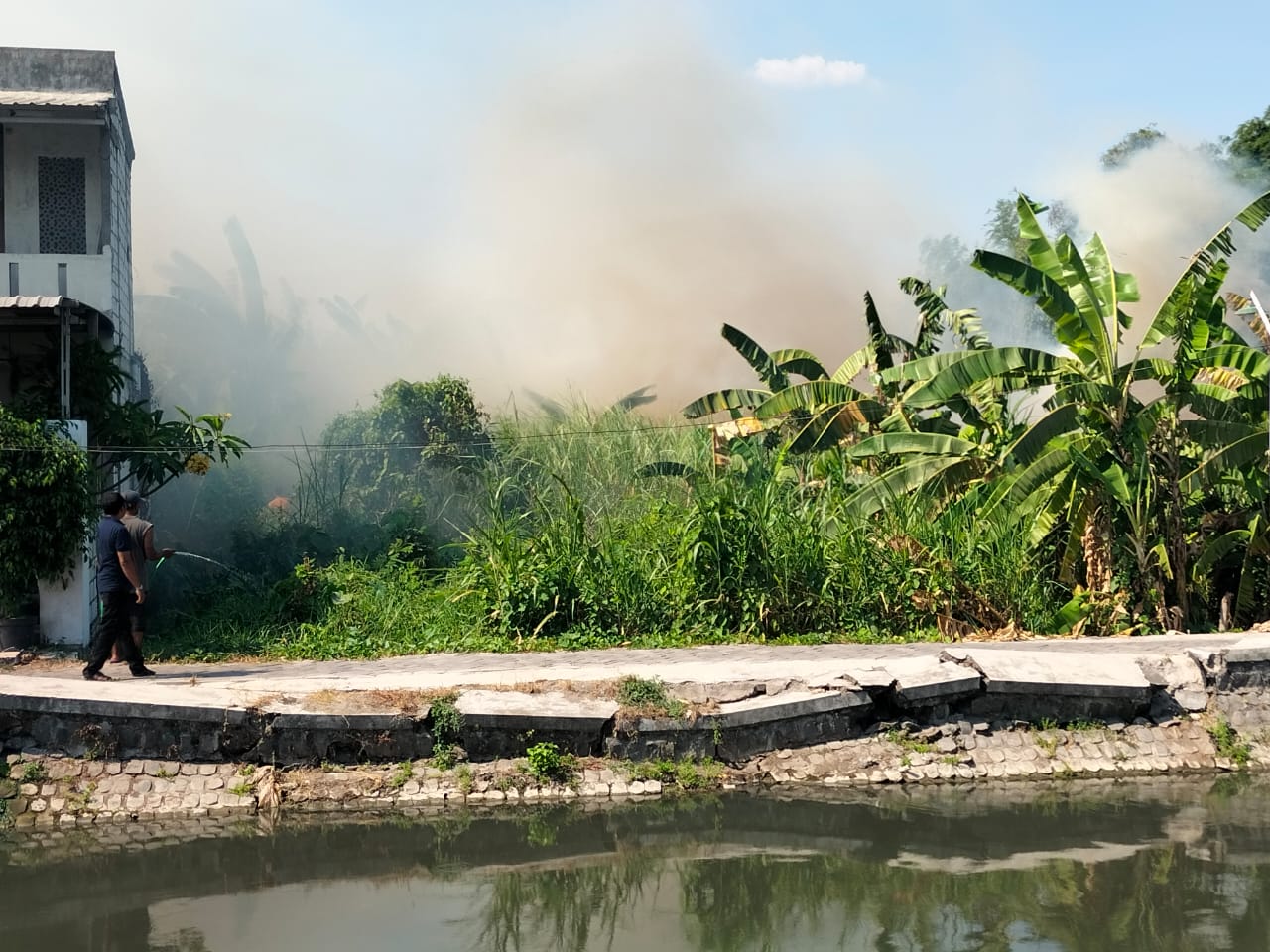 Kebakaran Lahan Kosong (Ilalang) di Dusun Badas, Desa Barengkrajan, Kecamatan Krian