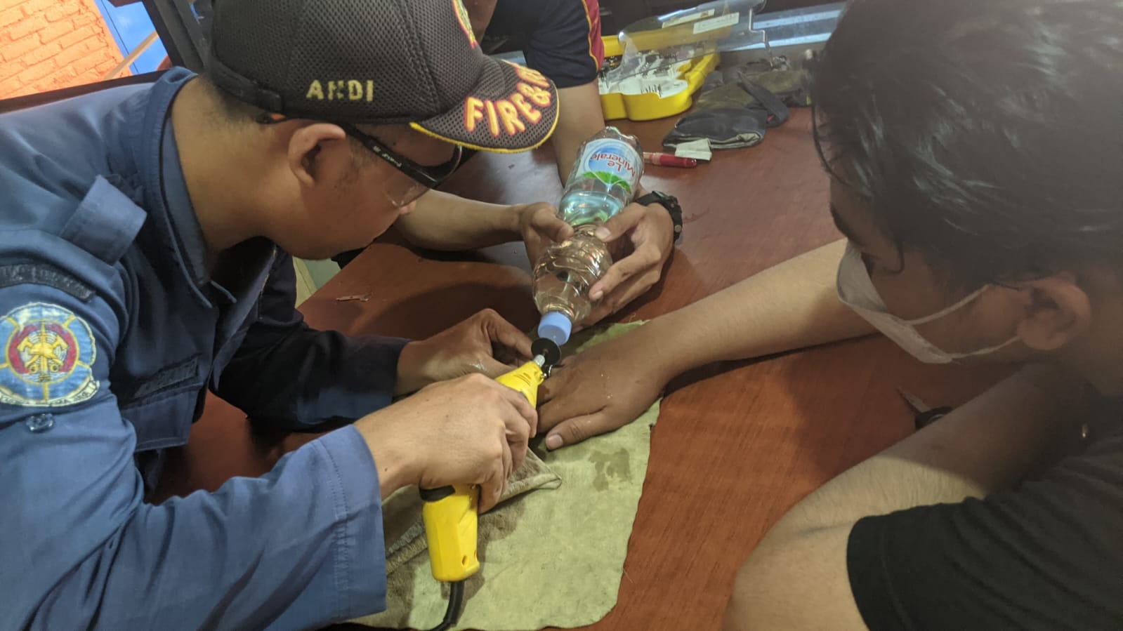Tim Rescue BPBD Sidoarjo Melakukan Evakuasi Cincin di Pos PMK Unit Sidoarjo